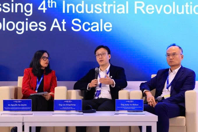 Ông Liu Zongchang, Tổng giám đốc luân phiên Foxconn Industrial Internet (FII) tại phiên tọa đàm sáng 26/11. Ảnh: Ban tổ chức